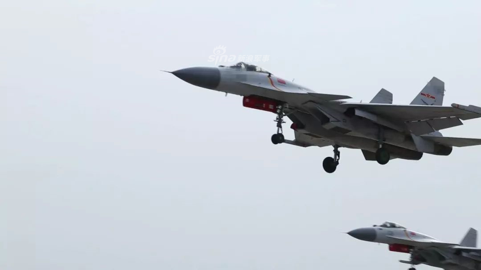 Việc này dẫn tới điểm yếu là chiếc J-15 sẽ cất cánh với hai điểm yếu chết người, một là không trang bị đầy vũ khí, hai là không được đổ đầy bình nhiên liệu. Cả hai vấn đề trên xảy ra khi J-15 cần giảm tải để cất cánh an toàn từ tàu sân bay. Nguồn ảnh: Sina.