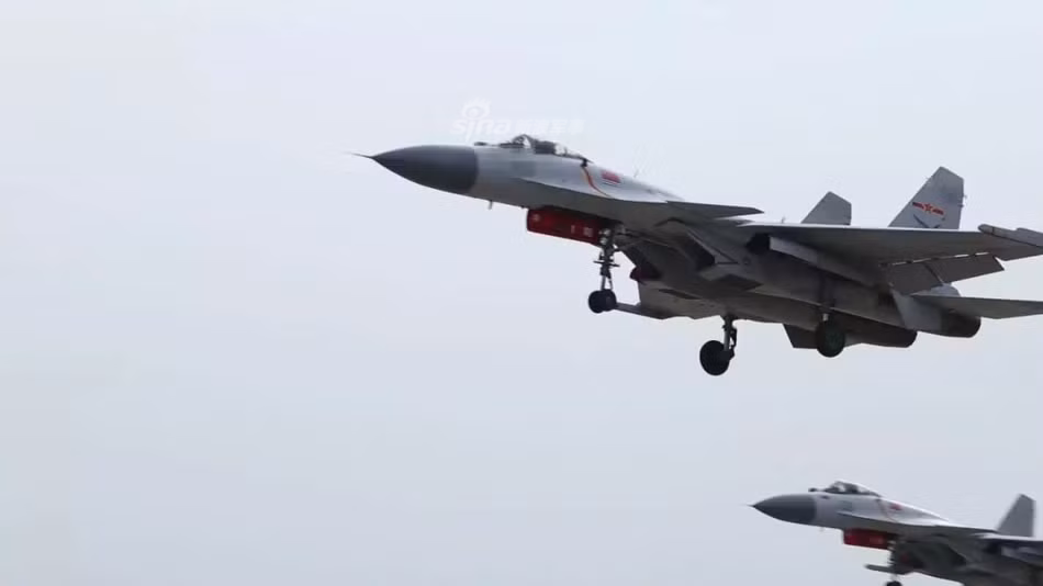 Việc này dẫn tới điểm yếu là chiếc J-15 sẽ cất cánh với hai điểm yếu chết người, một là không trang bị đầy vũ khí, hai là không được đổ đầy bình nhiên liệu. Cả hai vấn đề trên xảy ra khi J-15 cần giảm tải để cất cánh an toàn từ tàu sân bay. Nguồn ảnh: Sina.
