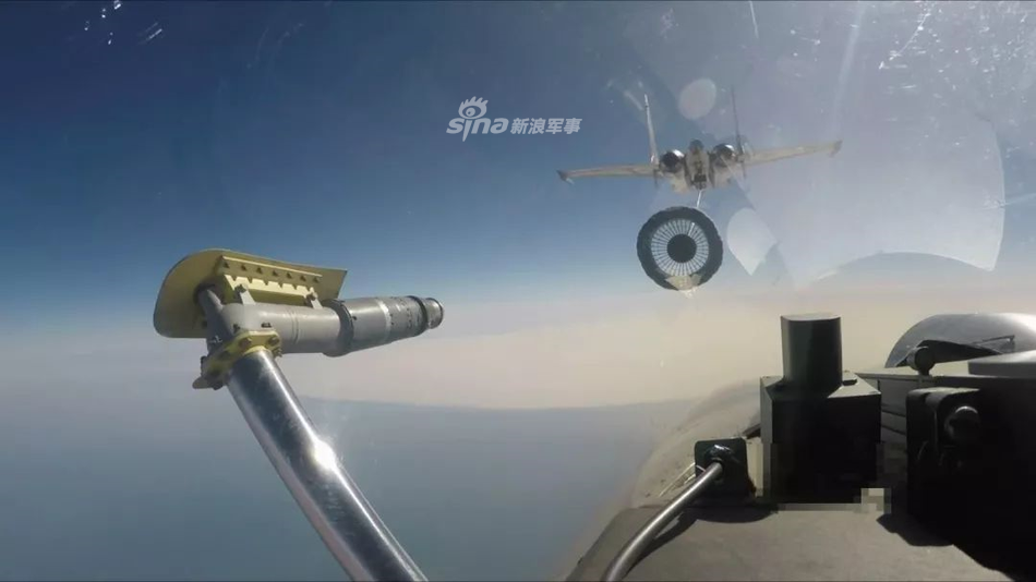 Điều này có nghĩa, trong trường hợp thực chiến, một chiếc J-15 đầy nhiên liệu không mang vũ khí sẽ được cất cánh trước từ tàu sân bay, sau đó tiếp nhiên liệu cho những chiếc đầy vũ khí nhưng mang ít nhiên liệu sau khi chúng đã cất cánh khỏi tàu sân bay. Nguồn ảnh: Sina.