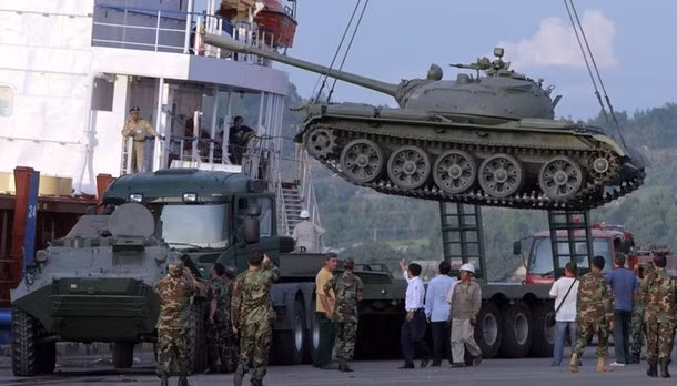 Theo đó, trong năm 2010, Campuchia từng mua mới 50 xe tăng chủ lực T-55 từ Nga khi căng thẳng với Thái Lan tăng cao ở khu vực biên giới. Nguồn ảnh: Blogv.