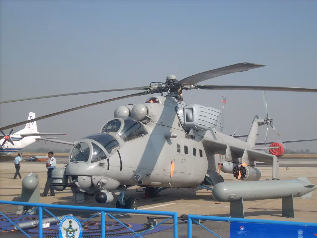 Tiếp đến là trực thăng tấn công Mi-35 được phát triển từ trực thăng tấn công Mi-24 cũng do Liên Xô trước đây sản xuất. Nguồn ảnh: IAF.