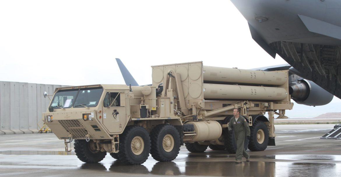 Hệ thống THAAD được phát triển và sản xuất bởi Tập đoàn quốc phòng Lockheed Martin, bắt đầu phục vụ quân đội Mỹ từ năm 2008 tới nay. Hệ thống này sử dụng tên lửa có chiều dài 6,17 mét, đường kính 34 cm và trọng lượng 900 kg. Đây là loại tên lửa một giai đoạn phóng, sử dụng động cơ tên lửa do P&amp;W chế tạo và có tầm bắn tối đa khoảng 200 km. Nguồn ảnh: CNN.
