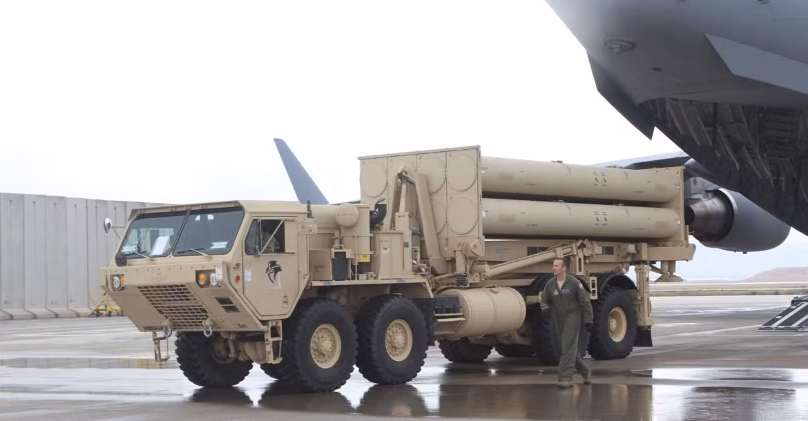 Hệ thống THAAD được phát triển và sản xuất bởi Tập đoàn quốc phòng Lockheed Martin, bắt đầu phục vụ quân đội Mỹ từ năm 2008 tới nay. Hệ thống này sử dụng tên lửa có chiều dài 6,17 mét, đường kính 34 cm và trọng lượng 900 kg. Đây là loại tên lửa một giai đoạn phóng, sử dụng động cơ tên lửa do P&amp;W chế tạo và có tầm bắn tối đa khoảng 200 km. Nguồn ảnh: CNN.