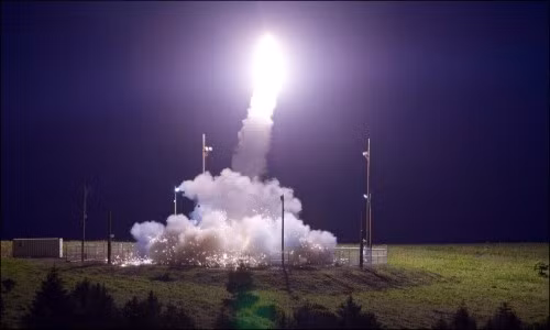 Trần bắn của THAAD là cực kỳ cao, lên tới tối đa 150 km. Do sử dụng động cơ nhiên liệu rắn nên tốc độ tối đa mà THAAD đạt được có thể lên tới trên Mach 8 - nghĩa là khoảng hơn 2.000 m/giây. Nguồn ảnh: Pinterest.