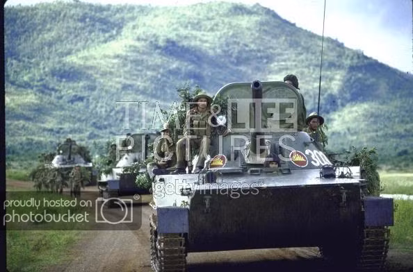 Loại xe tăng thứ hai và cũng là loại xe tăng lội nước duy nhất mà Campuchia đang có trong biên chế chính thức của mình đó là xe tăng hạng nhẹ PT-76 do Liên Xô sản xuất và phiên bản do Trung Quốc sản xuất mang tên Type 63. Nguồn ảnh: Photobucket.