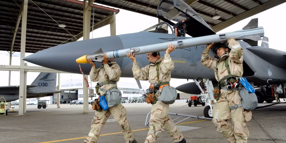 Theo thông tin mới nhất vừa được Vệ binh Quốc gia Mỹ tiết lộ, chiếc F-15 Eagle trong lúc đang bay tập tại khu vực bang Oregon đã phải phóng tất cả tên lửa nó đang mang theo để hạ cánh khẩn cấp ngay sau đó. Nguồn ảnh: BI.