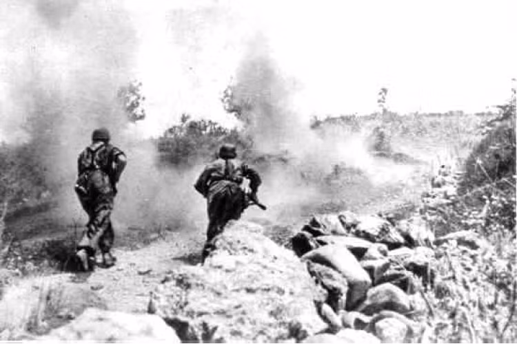 Ở chiều hướng ngược lại, quân đồng minh có lực lượng tổng cộng lên tới... 42.000 quân trong đó có gần 20.000 quân Anh, 10.000 quân Hy Lạp, 6000 quân Australia, 7500 quân New Zealand. Nguồn ảnh: Baike.