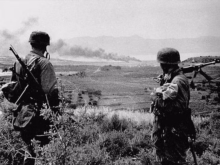 Trận chiến diễn ra trên hòn đảo lớn nhất của Hy Lạp - đảo Crete nằm án ngữ ở bờ đông biển Địa Trung Hải. Đây là một hòn đảo có vị trí chiến lược đặc biệt quan trọng khi nó có sân bay lớn, tăng được tầm ảnh hưởng của không quân Đức lên biển Địa Trung Hải và mở rộng được tầm ảnh hưởng này vào tới biển Đen. Nguồn ảnh: Baike.