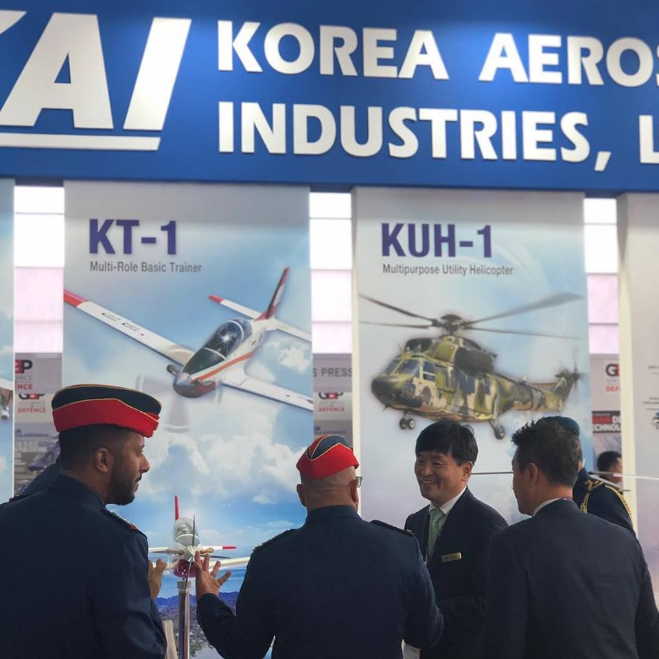 Gian hàng của Tập đoàn công nghệ hàng không KAI của Hàn Quốc với các loại máy bay trực thăng và máy bay huấn luyện sử dụng động cơ cánh quạt. Nguồn ảnh: LIMA.