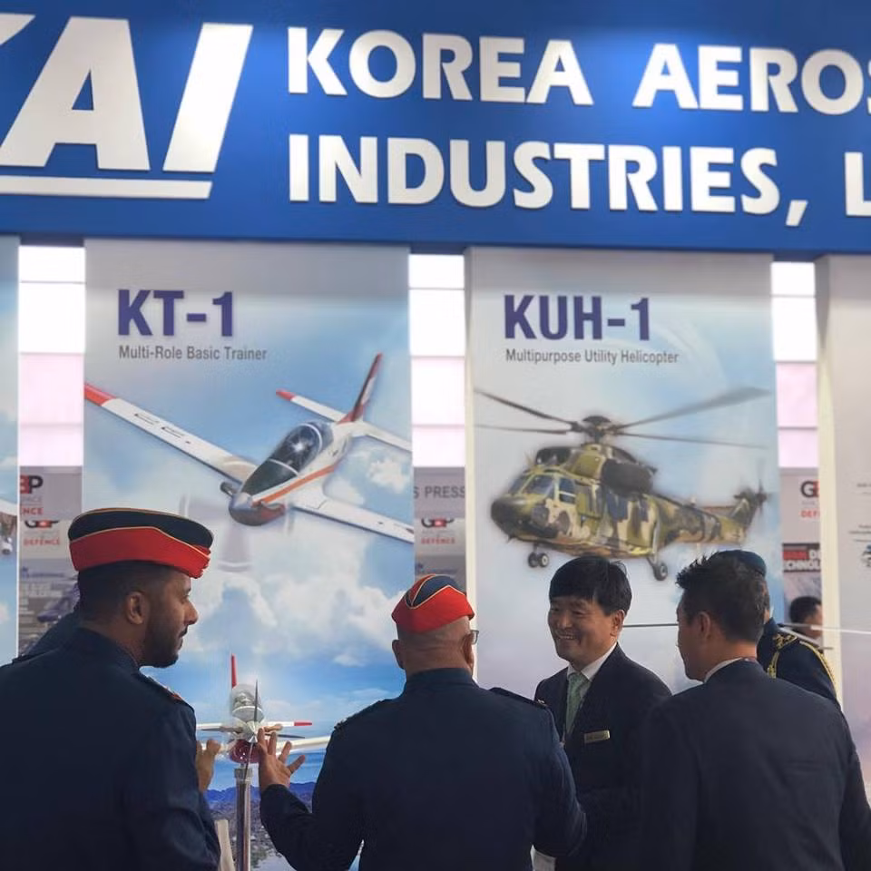 Gian hàng của Tập đoàn công nghệ hàng không KAI của Hàn Quốc với các loại máy bay trực thăng và máy bay huấn luyện sử dụng động cơ cánh quạt. Nguồn ảnh: LIMA.