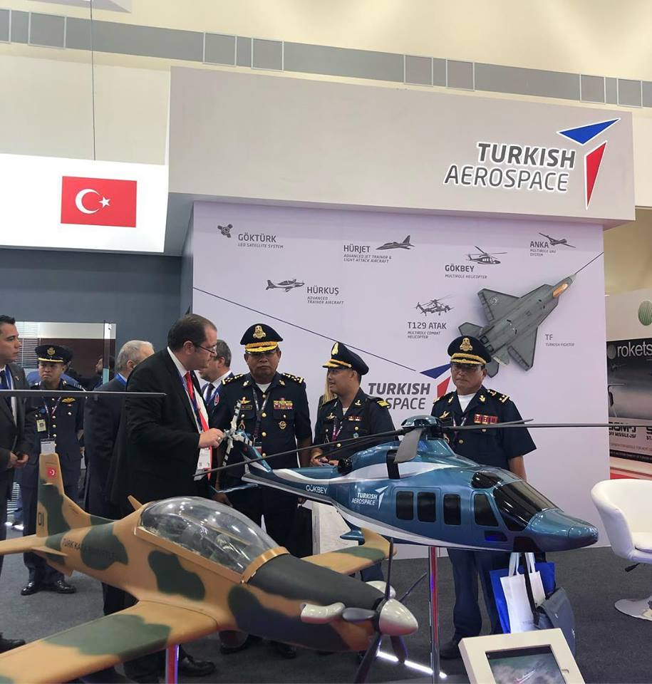 Thổ Nhĩ Kỳ cũng mang tới đây rất nhiều loại máy bay cỡ nhỏ, thu hút được sự chú ý của nhiều đoàn tham quan tới từ các nước Đông Nam Á. Nguồn ảnh: LIMA.