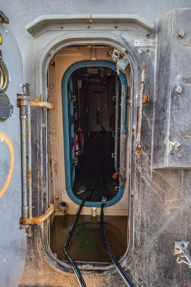 Sau khi được đưa lên bờ, hàng chục máy bơm công suất lớn đã được huy động để bơm sạch nước ra khỏi các khoang bên trong tàu. Nguồn ảnh: Norwnavy.