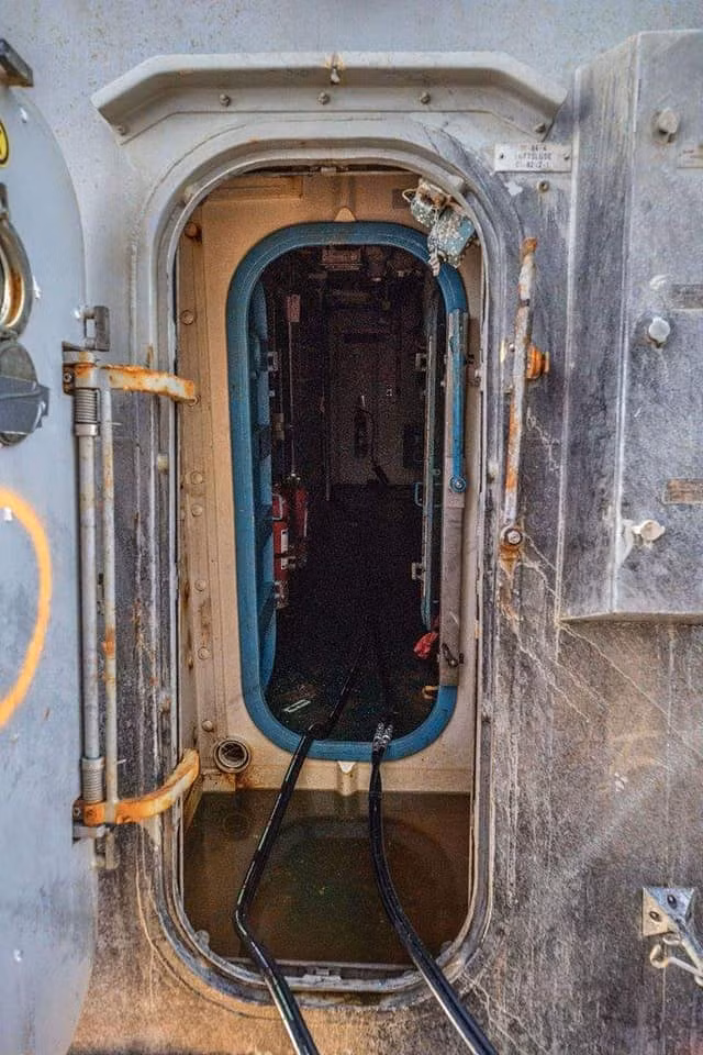 Sau khi được đưa lên bờ, hàng chục máy bơm công suất lớn đã được huy động để bơm sạch nước ra khỏi các khoang bên trong tàu. Nguồn ảnh: Norwnavy.