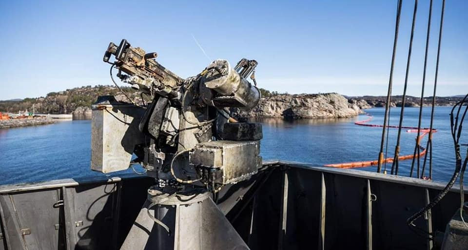 Tuy nhiên ngoài phần khung và vỏ tàu, toàn bộ tàu không còn thứ gì hoạt động được. Tất cả thiết bị điện tử, hệ thống điện, hệ thống động cơ trên tàu đã hỏng hoàn toàn. Nguồn ảnh: Norwnavy.