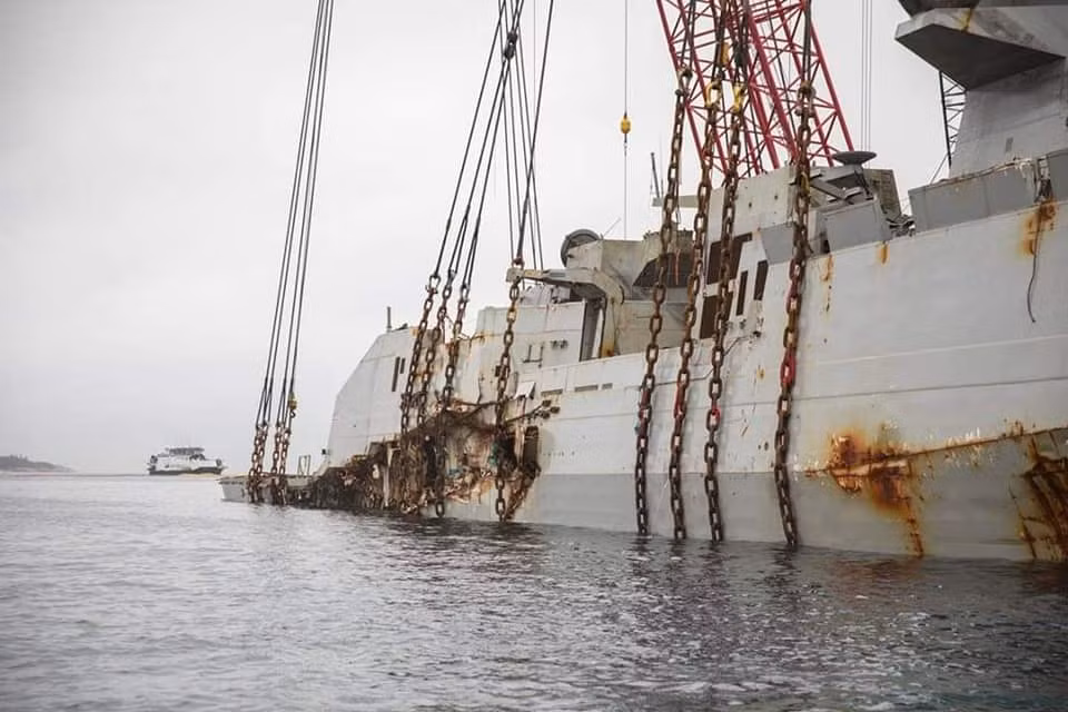 Truyền thông Na Uy vẫn đang đặt ra nhiều dấu hỏi về việc liệu Hải quân nước này có cố sửa chữa chiếc HNoMS Helge Ingstad hay không vì ước tính chi phí sửa chữa sẽ là cực kỳ lớn và rất mất thời gian. Nguồn ảnh: Norwnavy.