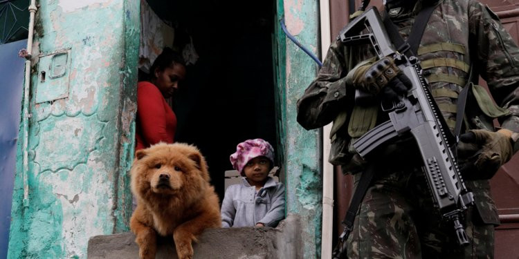 Reuters dẫn các nguồn tin cho bị, đoàn xe chở nhiên liệu hạt nhân trên được hộ tống bởi cảnh sát vũ trang Brazil nhưng vẫn bị tấn công, điều này cho thấy mức độ liều lĩnh của nhóm vũ trang giấu mặt này. Vụ tấn công diễn ra khi đoàn xe đi qua địa phận thị trấn Frade cách Angra dos Reis chỉ 30km. Nguồn ảnh: BI.