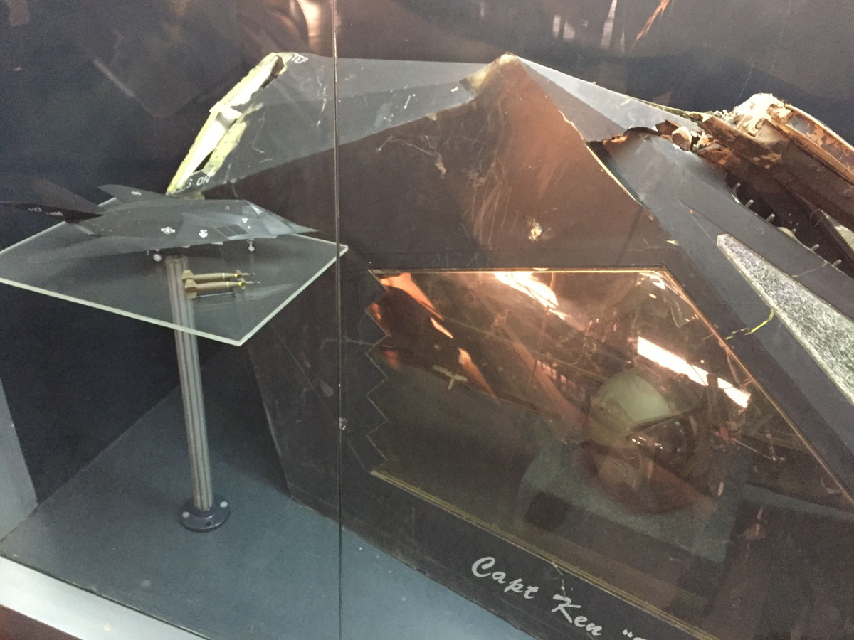 Chính việc mở khoang bom để triển khai những quả bom 900 kg đã khiến máy bay tàng hình F-117A bị dàn radar mặt đất của Nam Tư phát hiện và khoá chặt ngay lập tức. Nguồn ảnh: Aviationist.