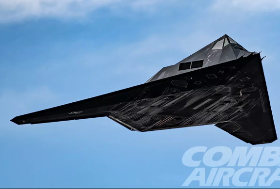 Kết hợp các yếu tố trên đã giúp lực lượng phòng không Nam Tư tóm cổ được máy bay ném bom tàng hình F-117A của Mỹ một cách dễ dàng ngay trong ngày thứ ba của cuộc không kích do Mỹ dẫn đầu. Nguồn ảnh: Combat.