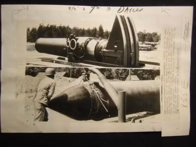 Một khẩu cối cỡ nòng lên tới 914mm đã được ra đời để giải quyết bài toán này. Thiết kế của khẩu cối này về cơ bản không khác gì các loại cối thông thường trừ việc nó có cỡ nòng cực kỳ lớn và cần cơ cấu nâng đặc biệt. Nguồn ảnh: Warhistoryonline.