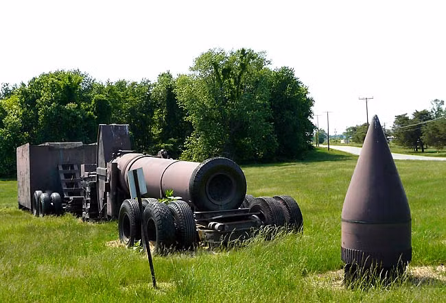 Tầm bắn tối đa của khẩu cối David chỉ là 9,7 km nhưng sức công phá của nó là không phải bàn cãi. Theo thử nghiệm của quân đội Mỹ, khẩu pháo này có đủ khả năng bắn hạ mọi loại boong-ke, pháo đài mà Nhật từng sử dụng để phòng thủ trong suốt chiến tranh thế giới thứ hai chỉ với một phát bắn. Nguồn ảnh: Warhistoryonline.