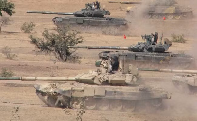 Lực lượng tăng thiết giáp của Ấn Độ có quân số lên tới hơn 4000 xe tăng chiến đấu chủ lực các loại. Trong chiếm số lượng đông đảo nhất là các xe tăng T-90 mua từ Nga sản xuất và phiên bản T-90 do Ấn Độ tự sản xuất. Nguồn ảnh: Thearchi.