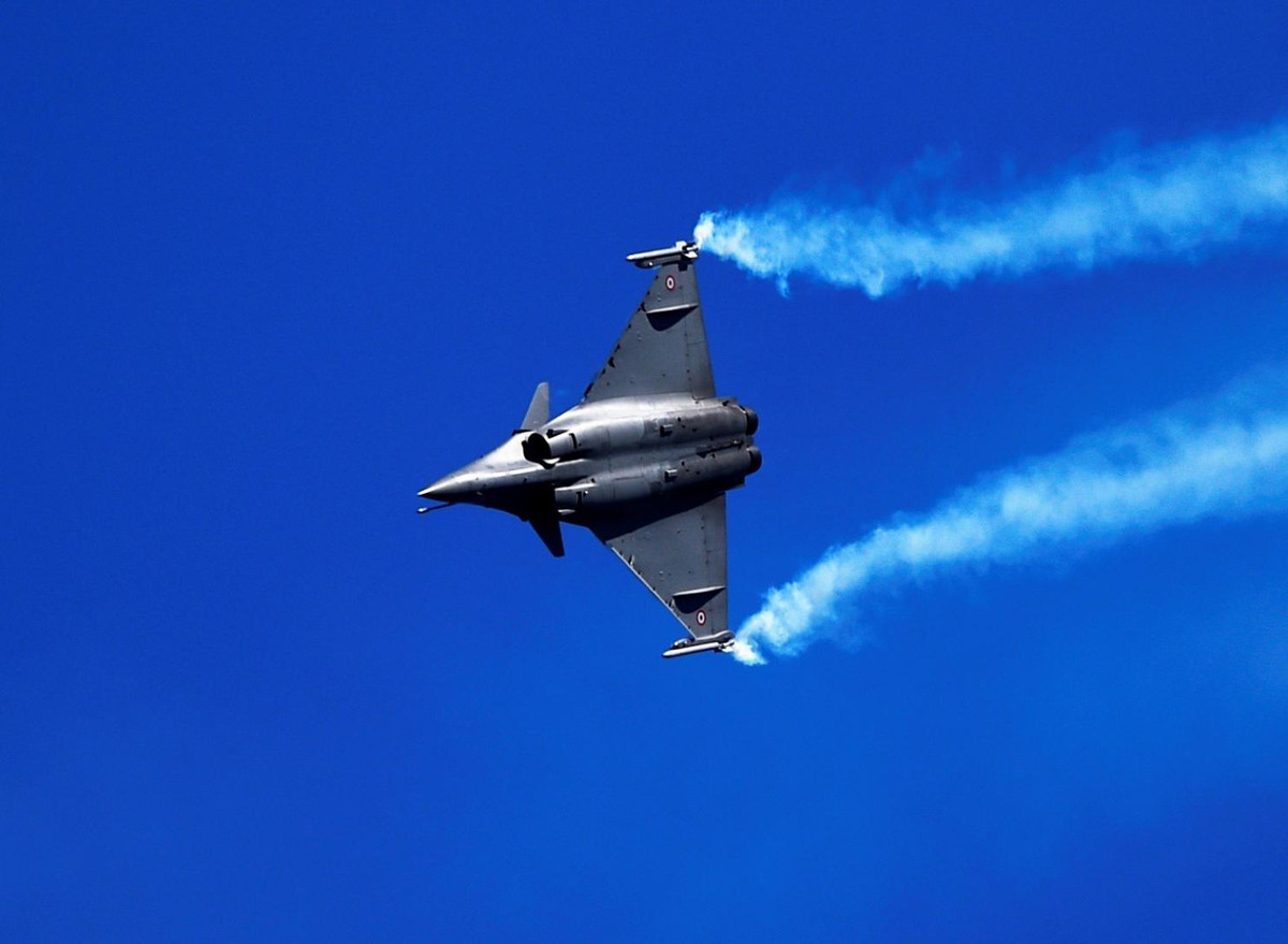 Trong tương lai, các chiến đấu cơ Su-30MKI của Ấn Độ sẽ sớm được bổ sung với số lượng lớn để thay thế cho các tiêm kích đời cũ như MiG-21 hiện vẫn còn đang phục vụ trong biên chế quân đội nước này, ngoài ra New Delhi còn đang đặt mua thêm hàng trăm chiến đấu cơ mới từ châu Âu và cả Nga. Nguồn ảnh: AIF.