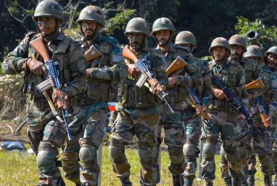 Là quốc gia đông dân thứ hai thế giới, tiềm lực quân sự của Ấn Độ chỉ xếp sau Trung Quốc ở châu Á. Về nhân lực, quân đội Ấn Độ có quân số hiện tại khoảng hơn 2,6 triệu quân trong đó có 1,4 triệu quân thường trực, và hơn 1 triệu quân dự bị. Nguồn ảnh: Globaltimes.