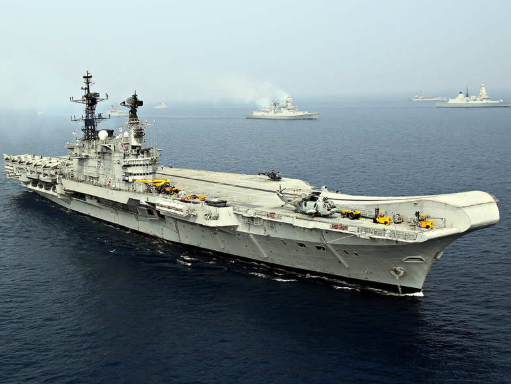 Hải quân Ấn Độ cũng là một trong số ít lực lượng trên thế giới sở hữu tàu sân bay (một chiếc), ngoài ra nước này còn có 14 khinh hạm, 11 khu trục hạm và 22 tàu chiến chiến đấu ven bờ cùng 16 tàu ngầm. Nguồn ảnh: Thearchi.