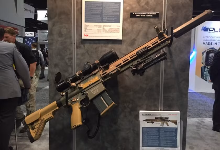 Loa che lửa đầu nòng của súng bắn tỉa M110A1 cũng có thể tháo rời thay vì cố định như ở phiên bản cũ. Chiều dài tổng thể của khẩu súng thế hệ mới này khoảng 910mm trong khi đó trọng lượng rỗng của nó khi chưa có kính ngắm và hộp tiếp đạn là 4,1 kg. Nguồn ảnh: BI.