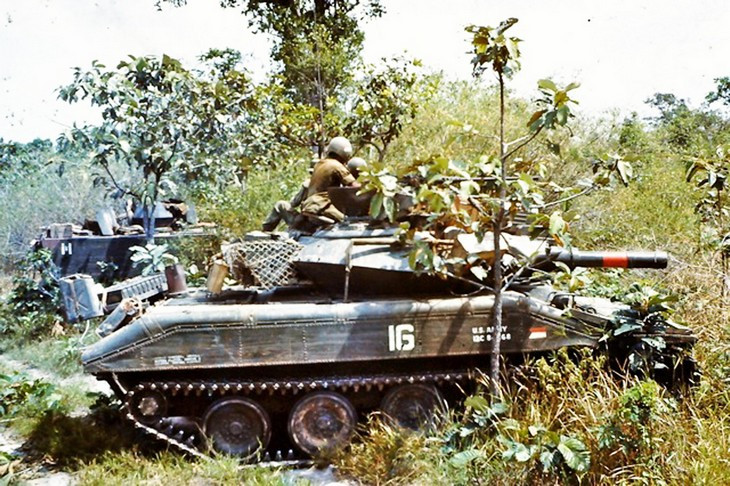 Ngày 15/2/1969, chỉ khoảng 1 tháng kể từ khi đặt chân với Việt Nam một chiếc xe tăng hạng nhẹ M551 Sheridan đã cán phải một quả mìn chống tăng của Quân Giải phóng. Vụ nổ được cho là không quá mạnh nhưng đã... kích nổ một viên đạn 152mm bên tronng khiến chiếc xe tăng đó bị phá huỷ. Nguồn ảnh: Archive.