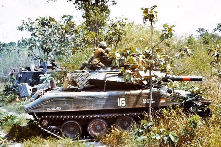 Ngày 15/2/1969, chỉ khoảng 1 tháng kể từ khi đặt chân với Việt Nam một chiếc xe tăng hạng nhẹ M551 Sheridan đã cán phải một quả mìn chống tăng của Quân Giải phóng. Vụ nổ được cho là không quá mạnh nhưng đã... kích nổ một viên đạn 152mm bên tronng khiến chiếc xe tăng đó bị phá huỷ. Nguồn ảnh: Archive.