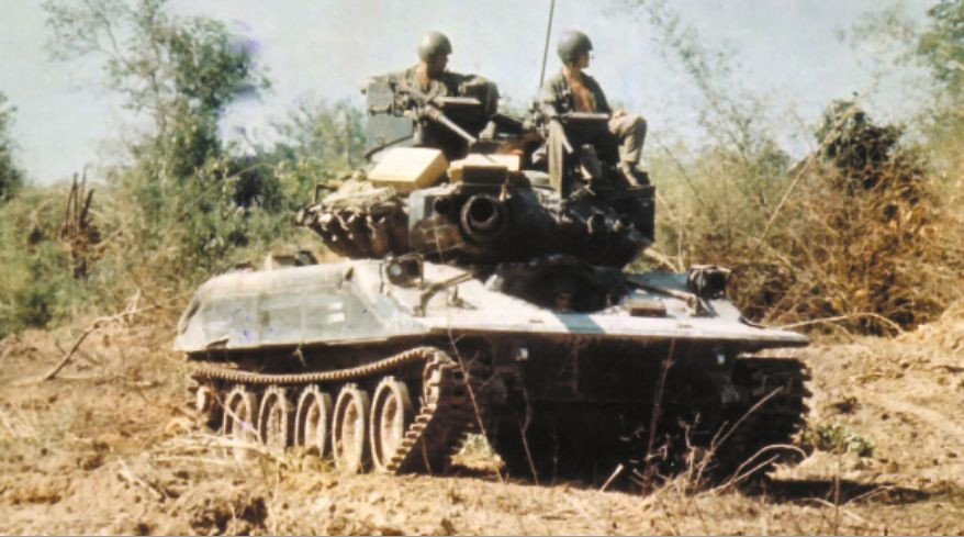 Loại đạn không vỏ mà M551 sử dụng là đặc biệt nguy hiểm và dễ bị kích nổ bằng ngoại lực bên ngoài. Khi trong trạng thái hành quân, kíp chiến đấu trên chiếc M551 được khuyến cáo không nên nạp đạn sẵn vào nòng mà chỉ nên nạp đạn khi chắc chắn sẽ bắn viên đạn đó đi ngay sau đó. Nguồn ảnh: Archive.