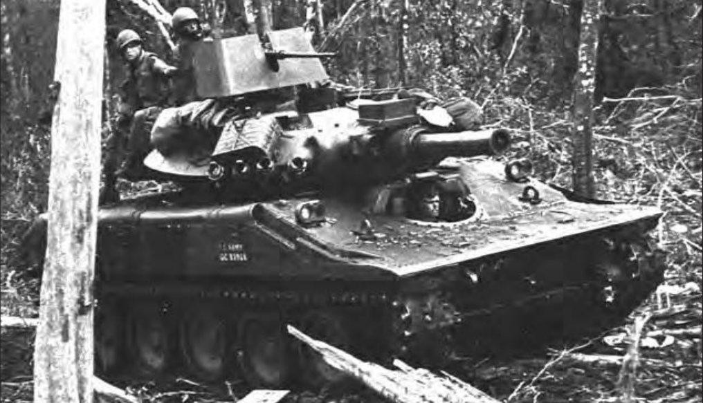 Với trọng lượng nhẹ chỉ 15 tấn, M551 tỏ ra phù hợp với địa hình bùn lầy nhất là vào mùa mưa ở miền Nam Việt Nam. Tuy nhiên do giáp bọc nhôm quá mỏng và đạn pháo không vỏ cực kỳ nguy hiểm khi bảo quản trong xe đã khiến quân đội Mỹ ngán ngẩm tới tận cổ loại xe tăng này. Nguồn ảnh: Archive.