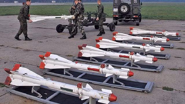 Tiếp đến là Molniya R-60 - loại tên lửa không đối không tầm ngắn cũng từng được trang bị trên các tiêm kích MiG-21 và hiện nay vẫn được Không quân Việt Nam sử dụng cùng chiến đấu cơ Su-22 dù đây chỉ là máy bay tiêm kích - bom, chuyên làm nhiệm vụ tấn công mặt đất. Nguồn ảnh: Armstrade.