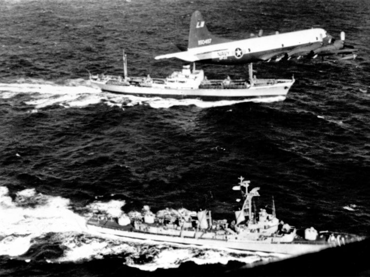 Chỉ một năm sau đó, vào tháng 10/1962, NATO lại suýt nữa lôi cả thế giới vào một cuộc chiến khác khi các máy bay do thám của Mỹ phát hiện ra việc Liên Xô đặt tên lửa tầm xa ở Cuba, có khả năng phóng vào nội địa Mỹ. Nguồn ảnh: BI.