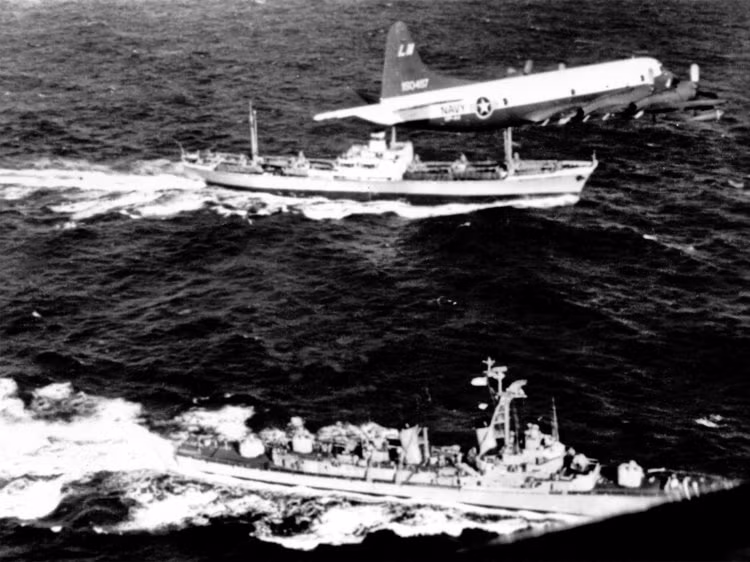 Chỉ một năm sau đó, vào tháng 10/1962, NATO lại suýt nữa lôi cả thế giới vào một cuộc chiến khác khi các máy bay do thám của Mỹ phát hiện ra việc Liên Xô đặt tên lửa tầm xa ở Cuba, có khả năng phóng vào nội địa Mỹ. Nguồn ảnh: BI.