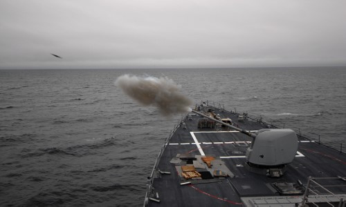 Tầm bắn tối đa của khẩu pháo này chỉ vào khoảng 24 km. Mark 45 cũng có thể bắn được đạn có điều khiển với tầm bắn từ 19 tới 56 km tuỳ từng loại đạn. Kiểu hoả lực này được cho là chính xác hơn, xa hơn đạn thông thường và rẻ hơn tên lửa khi mỗi viên chỉ có giá khoảng 100.000 USD. Nguồn ảnh: Militarytoday.