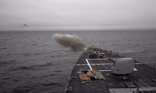 Tầm bắn tối đa của khẩu pháo này chỉ vào khoảng 24 km. Mark 45 cũng có thể bắn được đạn có điều khiển với tầm bắn từ 19 tới 56 km tuỳ từng loại đạn. Kiểu hoả lực này được cho là chính xác hơn, xa hơn đạn thông thường và rẻ hơn tên lửa khi mỗi viên chỉ có giá khoảng 100.000 USD. Nguồn ảnh: Militarytoday.