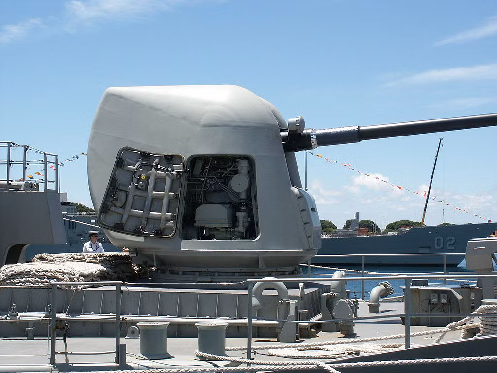 Được phát triển từ những năm 60 của thế kỷ trước để thay thế cho khẩu Mark 42, khẩu hải pháo Mark 45 chính thức được sản xuất hàng loạt bắt đầu từ năm 1971. Nguồn ảnh: Militarytoday.