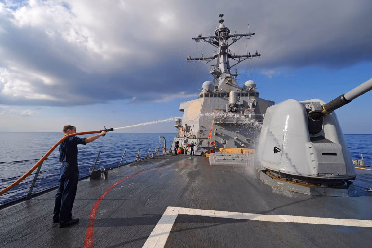 Điểm đặc biệt của Mark 45 đó là nó không thể xoay tròn 360 độ trên thân tàu được mà chỉ xoay được 340 độ. Tốc độ xoay theo chiều ngang của khẩu pháo này là 30 độ mỗi giây và nó mất khoảng 11 giây để xoay hết hành trình của mình. Nguồn ảnh: Militarytoday.