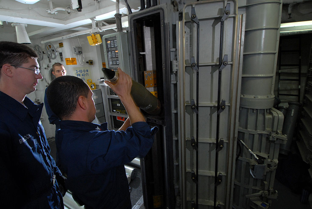 Hệ thống nạp đạn tự động của Mark 45 được lắp đặt với dự trữ đạn tuỳ thuộc vào từng loại tàu chiến. Trong đó lớp Ticonderoga có hệ thống dự trữ đạn và nạp tự động tối đa tới 600 viên, với lớp Arleigh Burke là 680 viên và với các lớp tàu chiến còn lại tối đa chỉ 500 viên. Nguồn ảnh: Militarytoday.