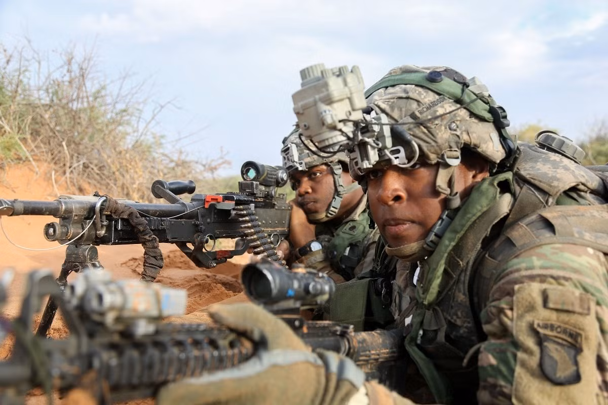 Kiểu chia đơn vị phụ thuộc vào kỹ năng của người lính cũng khá khác biệt. Lục quân Mỹ về cơ bản chỉ có các đơn vị như dù, đặc nhiệm Ranger, sơn cước hoặc bộ binh cơ giới. Nguồn ảnh: WATM.