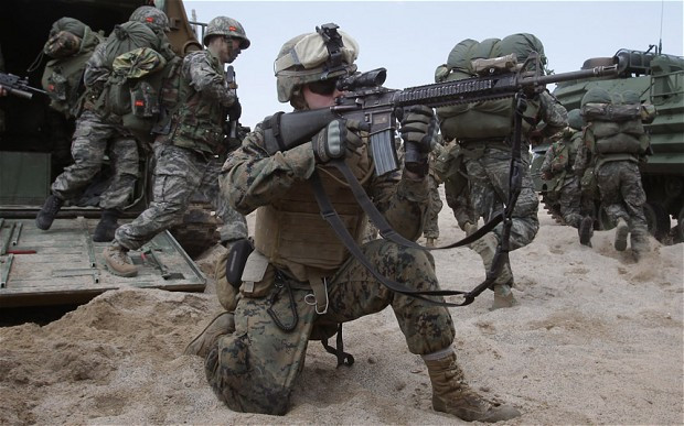 Hoả lực hỗ trợ của hai lực lượng này cũng có phần khác biệt rõ rệt. Trên chiến trường, về cơ bản cả Thuỷ quân Lục chiến và Lục quân Mỹ đều nhận được hỗ trợ bởi các loại hoả lực như cối, súng máy, tên lửa, không quân,... Nguồn ảnh: WATM.