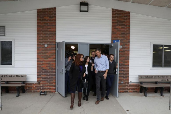 Ông Beto O'Rourke phát biểu với báo chí sau khi rời hội trường.