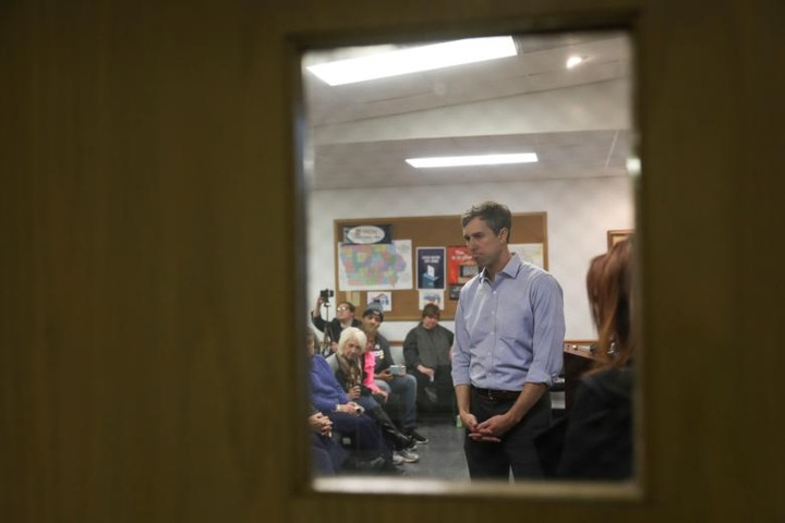 Ông lắng nghe câu hỏi của các cử tri.