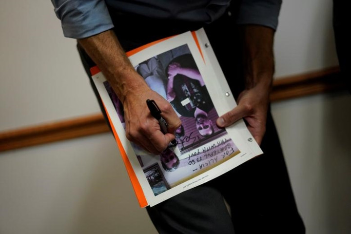 Ông Beto O'Rourke ký tặng ảnh cho các cử tri.