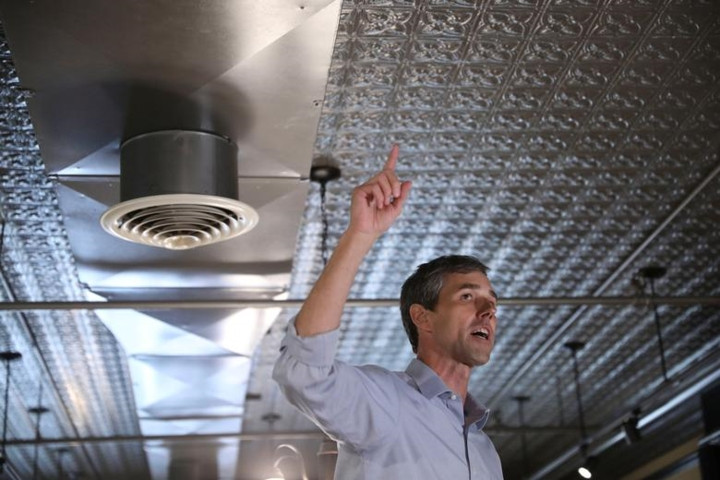 Ông Beto O'Rourke phát biểu tại Burlington, Iowa.