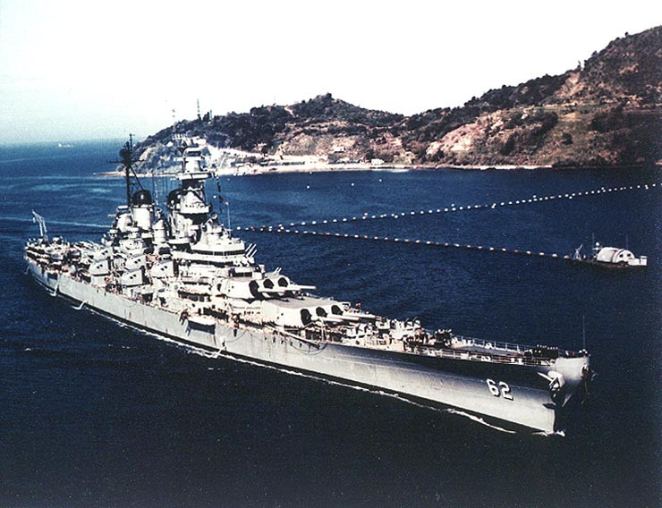 Trong thời gian từ ngày 2/9 tới ngày 25/9/1968, thiết giáp hạm USS New Jersey đã bắn tổng cộng 29 phát đạn cỡ 16 inch (406mm) vào các vị trí được cho là của Quân Giải phóng đang chiếm giữ xung quanh khu vực Vĩ tuyến 17. Nguồn ảnh: DefenseVisual