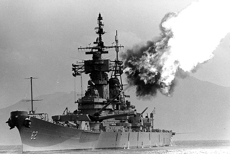 Thiết giáp hạm USS New Jersey có độ giãn nước tối đa tổng cộng 57.500 tấn, chiều dài 270 mét và lườn rộng 33,9 mét. Trong thời gian tham chiến trên chiến trường Việt Nam, USS New Jersey được trang bị cấu hình vũ khí bao gồm 9 khẩu pháo cỡ 406mm và 20 khẩu pháo cỡ 127mm. Nguồn ảnh: DefenseVisual