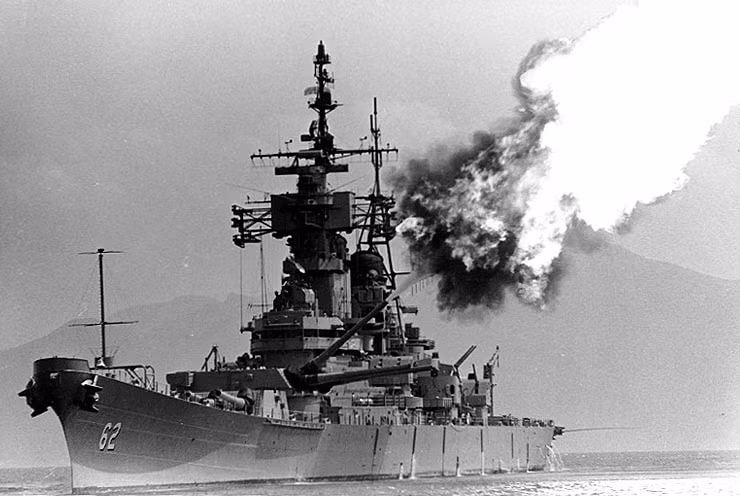 Thiết giáp hạm USS New Jersey có độ giãn nước tối đa tổng cộng 57.500 tấn, chiều dài 270 mét và lườn rộng 33,9 mét. Trong thời gian tham chiến trên chiến trường Việt Nam, USS New Jersey được trang bị cấu hình vũ khí bao gồm 9 khẩu pháo cỡ 406mm và 20 khẩu pháo cỡ 127mm. Nguồn ảnh: DefenseVisual